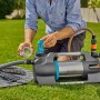Gardena Gartenpumpe 6500 SilentComfort mit LC-Display und Bluetooth in Nutzung.
