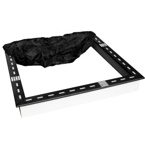 Quadratischer Sunny Sandy Sandkasten mit Rennbahn-Design, teilweise mit schwarzer Abdeckung bedeckt.