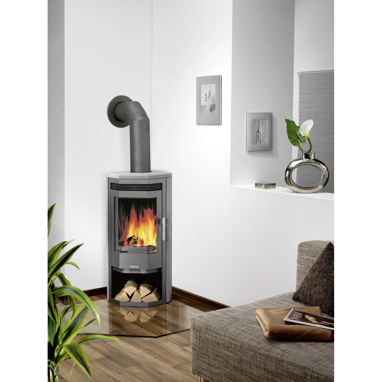 Justus Kaminofen Usedom 5 mit Speckstein, gussgrau, 5 kW im Wohnraum.