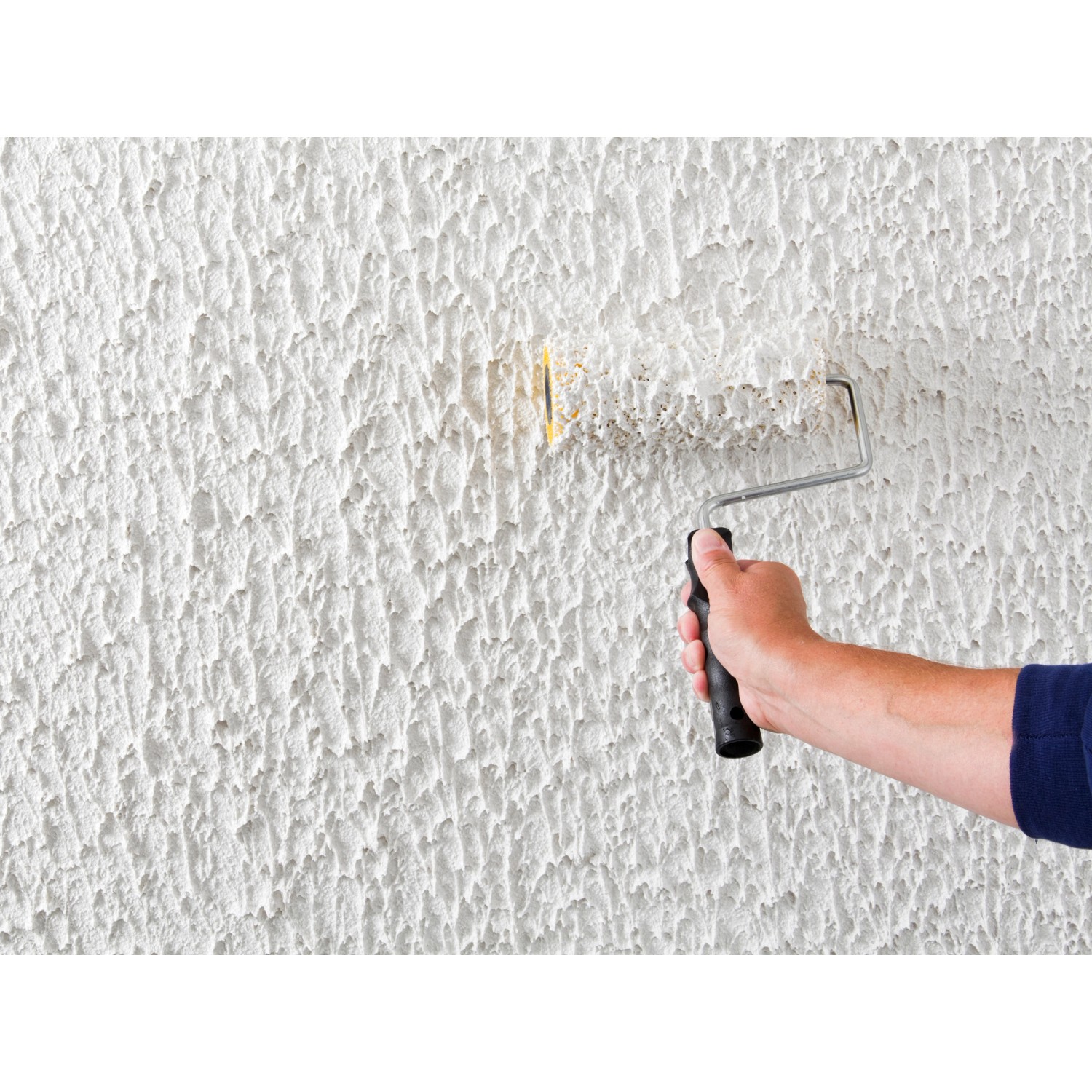 Auftragen von Knauf Royal Fertigputz Reibeputz mit einer Rolle auf eine Wand.