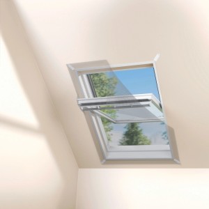 tesa® Insect Stop Fliegengitter für Dachfenster, mit Sonnenschutz montiert.