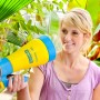 Frau nutzt Gloria Hobby 125 Flex Drucksprühgerät (1,25 l) zur Pflanzenpflege.
