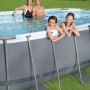 Bestway Frame Pool Power Steel Set, 488x305x107 cm, grau, mit Familie im Wasser.