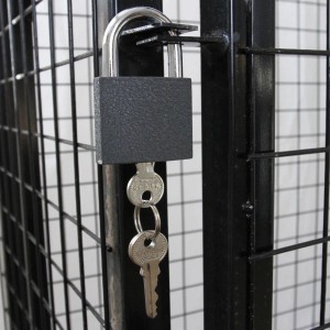 Detailaufnahme: Schloss mit Schlüssel am Gasflaschen Depot zur sicheren Gasflaschenlagerung.