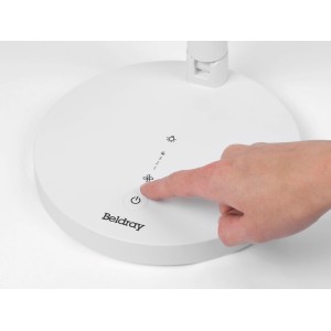 Detailaufnahme: Hand bedient den weißen Beldray Standventilator (Ø 17,5 cm) am Fuß.