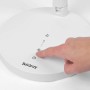 Detailaufnahme: Hand bedient den weißen Beldray Standventilator (Ø 17,5 cm) am Fuß.