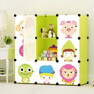 Modularer Kinderkleiderschrank Rebiko mit bunten Tiermotiven und Spielzeug im Regal.