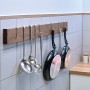Tesa Montageband für Fliesen und Metall (1,5m) an Küchenwand mit Hängeutensilien.