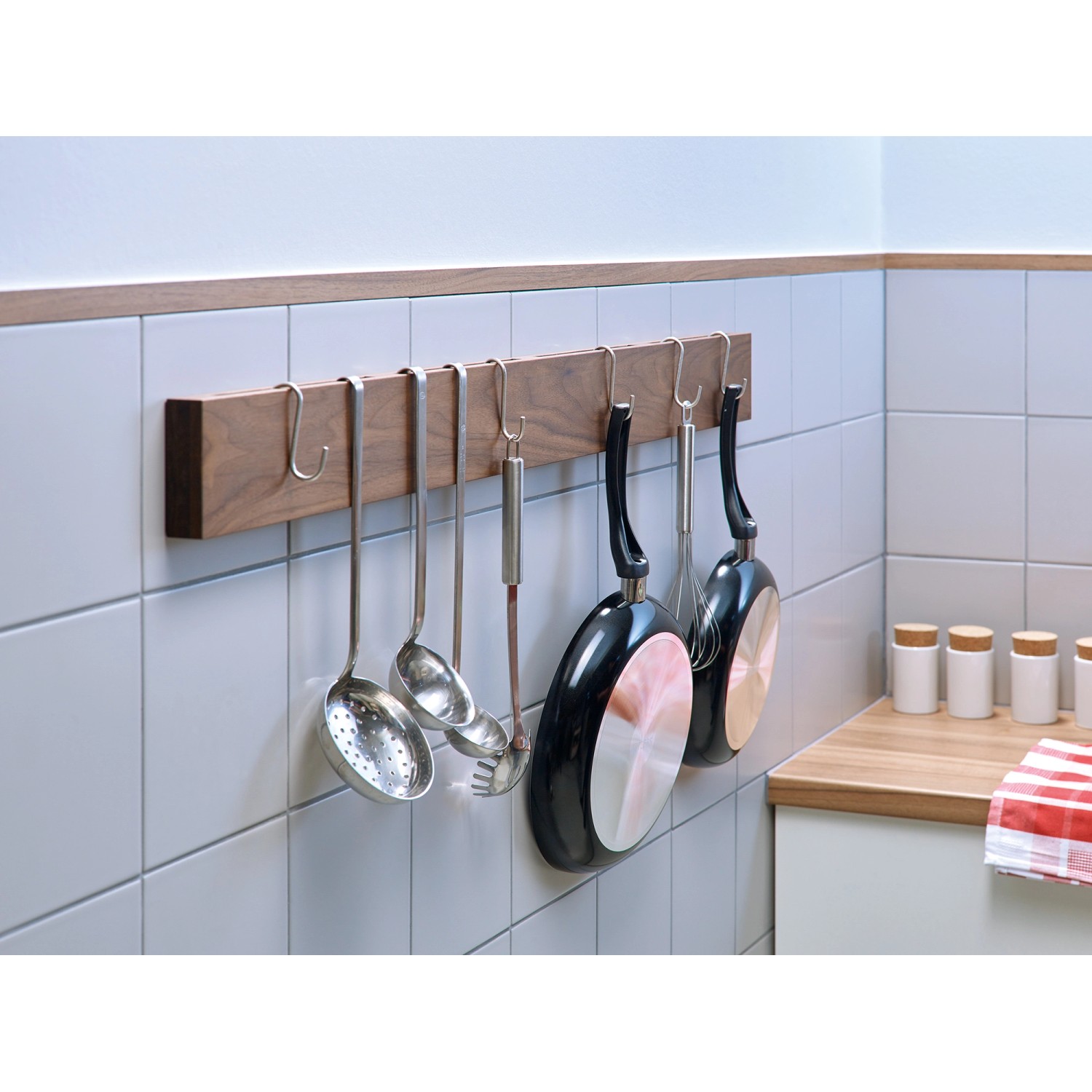 Tesa Montageband für Fliesen und Metall (1,5m) an Küchenwand mit Hängeutensilien.