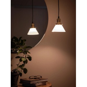 PR Home August Pendelleuchte: Kleine Lampe mit Opalglasschirm und Messingdetails.