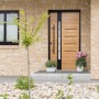 Moderne Splendoor Haustür Berlin Prime Woodeffect Eiche natur mit Edelstahl-Applikationen und schwarzem Rahmen.