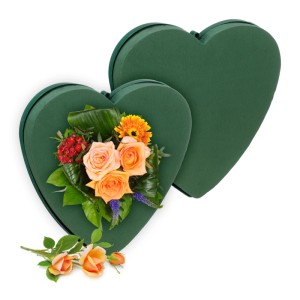 Grüne Steckschaumherzen im 2er Set, eines mit Blumenarrangement, für kreative Gestecke und Deko mit Aufhängung.