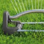 Gardena Rasensprenger Aqua S 220: Viereckregner im Einsatz auf Rasen, bewässert mit feinen Wasserstrahlen.