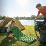 Grüne ECD Germany Camping Isomatte aus Nylon, 185x62x15 cm, mit Zelt und Personen.