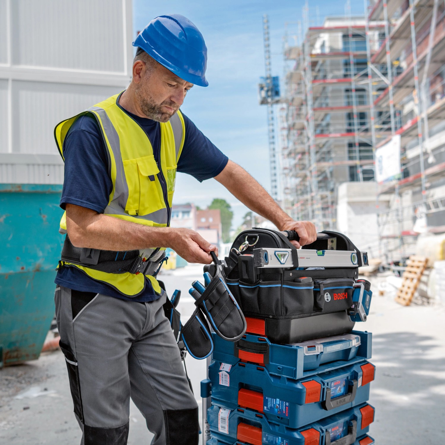 Bosch Werkzeugtasche GWT 20 Set mit Handwerkzeug und Zubehör auf Baustelle.