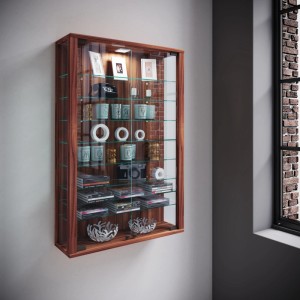 Wandhängende Vitrine Vitrosa Mini in Kern-Nussbaum mit Glastüren und Beleuchtung.