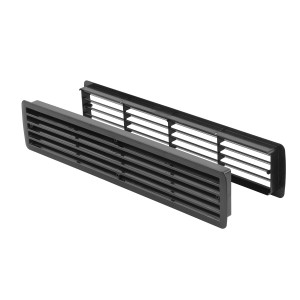 Schwarzes Türgitter aus Kunststoff zur Raumbelüftung.