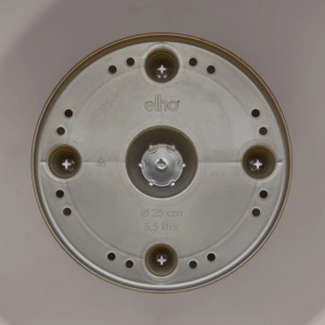 Detailaufnahme des Bodens vom grauen Elho Loft Urban Blumentopf mit Rollen, Durchmesser 58 cm.