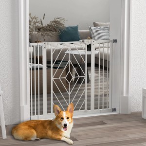 Weißes PawHut Treppenschutzgitter mit Hund davor, Tür schließt automatisch.