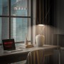 Schwarze, dimmbare Brilo LED-Stehleuchte Megg (21x150cm) neben Schreibtisch mit Laptop.