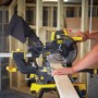 Stanley FatMax Paneelsäge (216 mm) beim Zuschnitt eines Holzbretts.