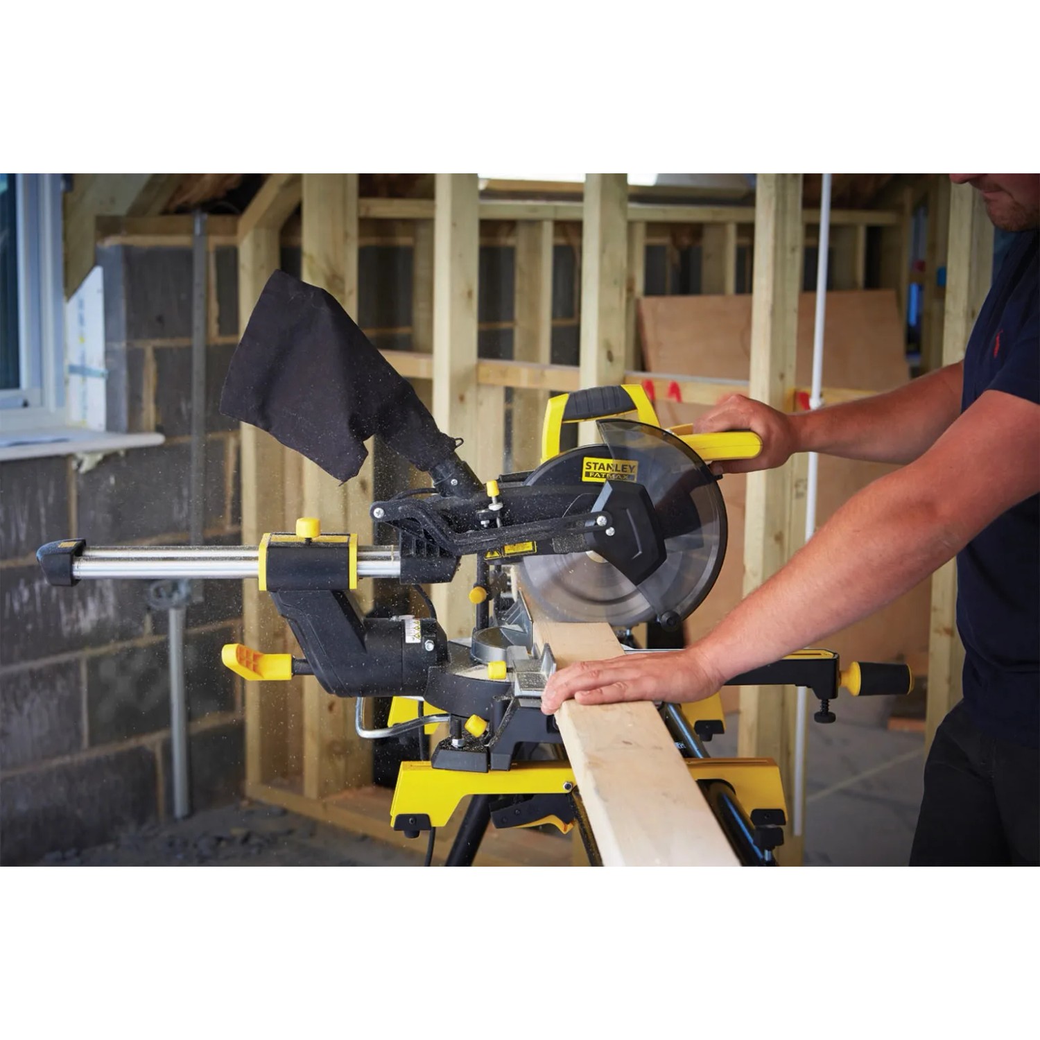 Stanley FatMax Paneelsäge (216 mm) beim Zuschnitt eines Holzbretts.