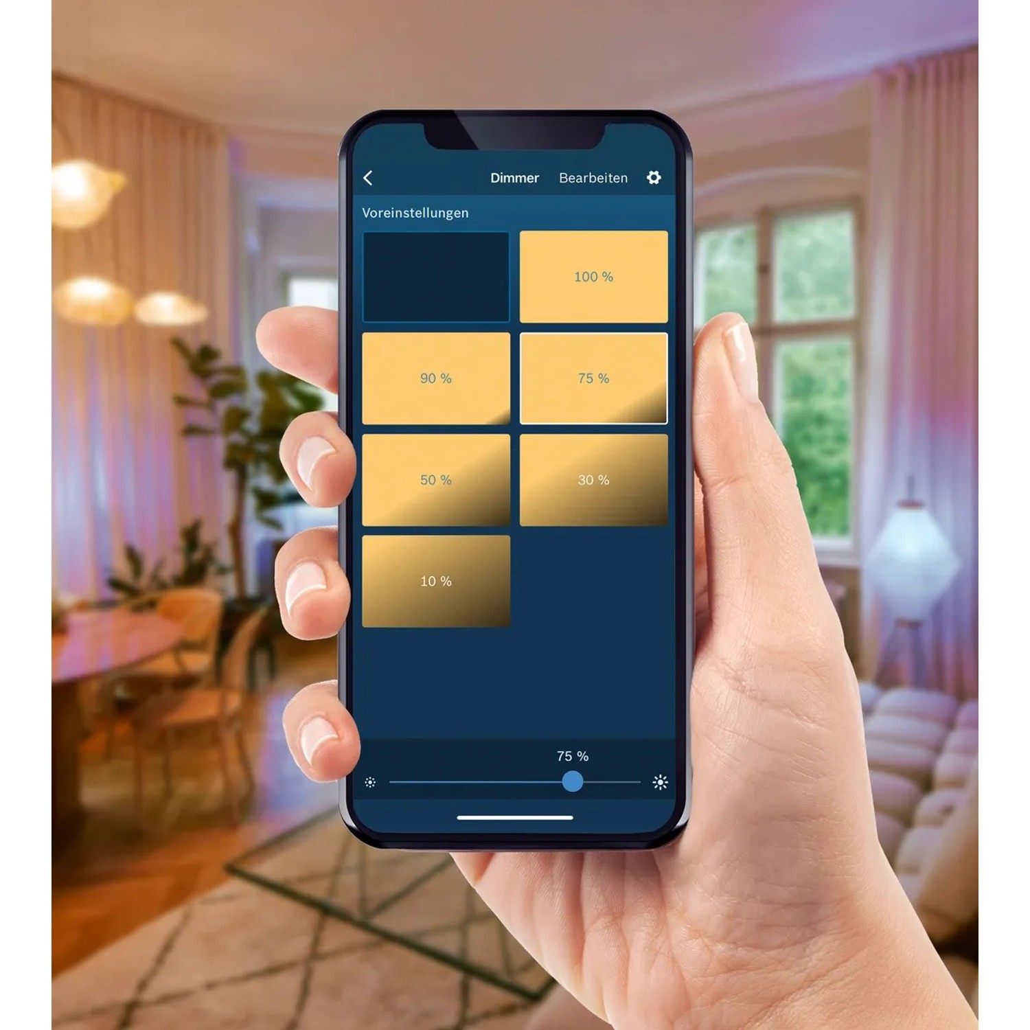Hand hält Smartphone mit Bosch Smart Home Dimmer App zur Lichtsteuerung im Wohnraum.