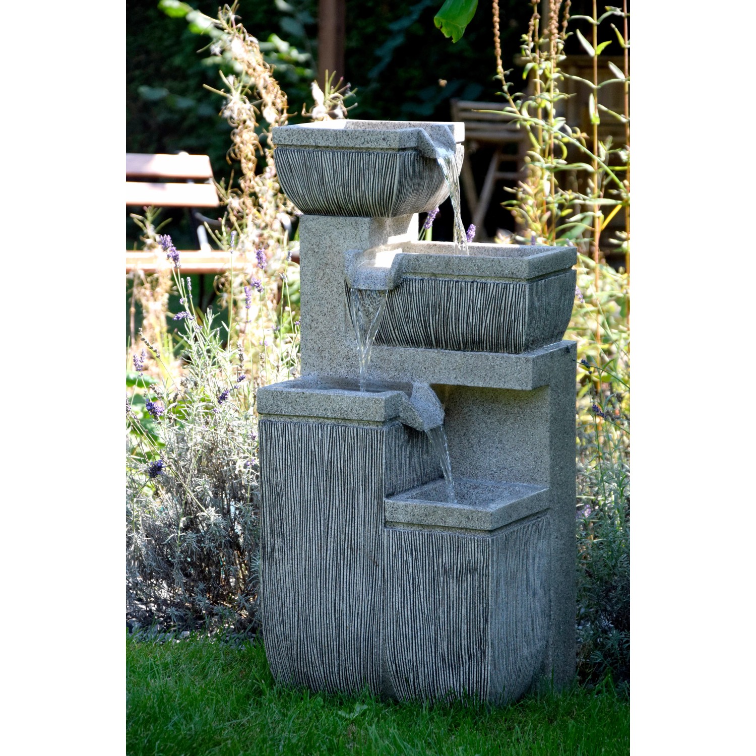 Großer, grauer Design-Gartenbrunnen mit 4 Stufen und LED-Beleuchtung. Dekoratives Wasserspiel für Garten und Terrasse.