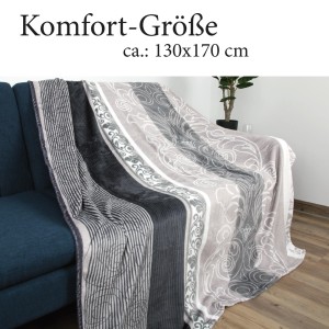 Hellgraue Bestlivings Kuscheldecke (130x170) mit Ornament-Muster auf Sofa.