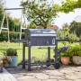 Jamestown Holzkohlegrill Jaxon XL im Garten, Grillwagen mit Deckel und Ablageflächen.