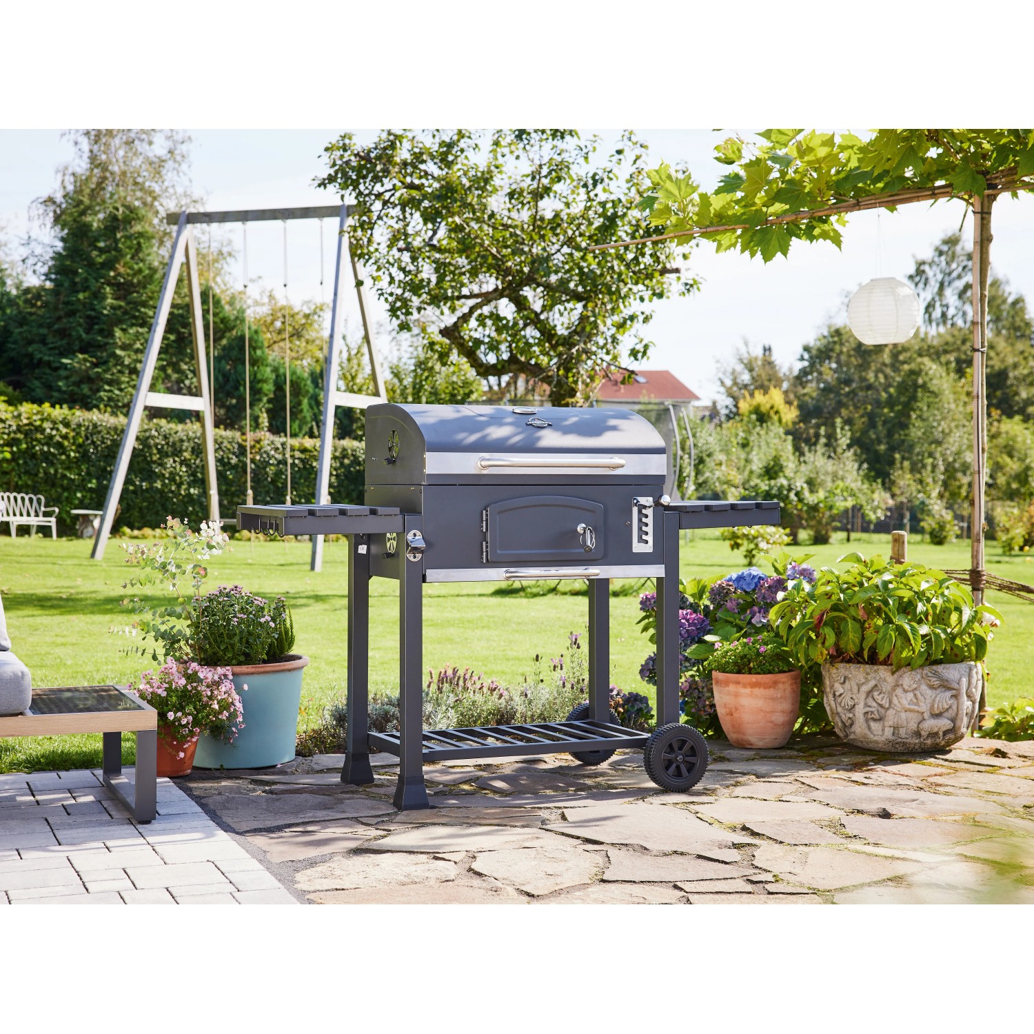 Jamestown Holzkohlegrill Jaxon XL im Garten, Grillwagen mit Deckel und Ablageflächen.