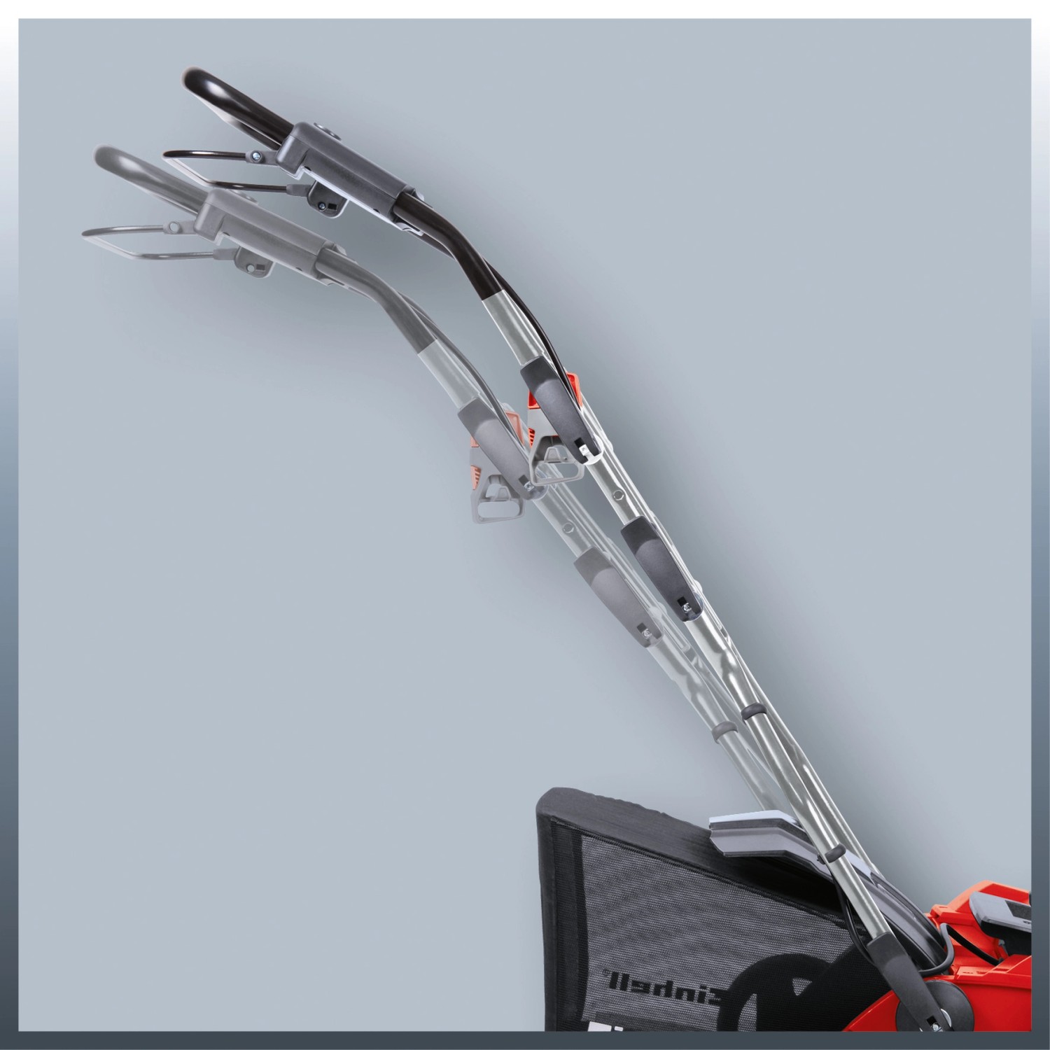 Detailaufnahme: Griff und Fangkorb des Einhell Elektro-Vertikutierers GE-SA 1640.