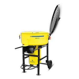 Gelber BAMATO Zwangsmischer BCM-120 mit offener Trommel, schwarzem Gestell und Rädern. Ideal für Beton, Mörtel.