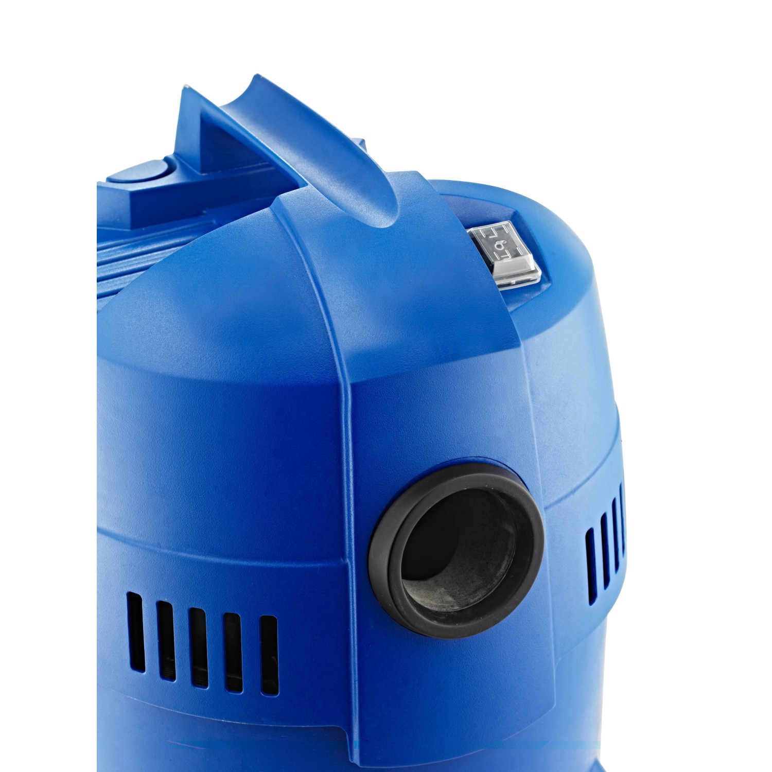 Detailaufnahme Nilfisk Buddy II 18 Nass- und Trockensauger, blaue Kunststoffoberfläche, Schalter und Anschluss.