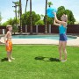 Frau wirft blauen Bestway Wasserball am Pool zu Kind im Garten.