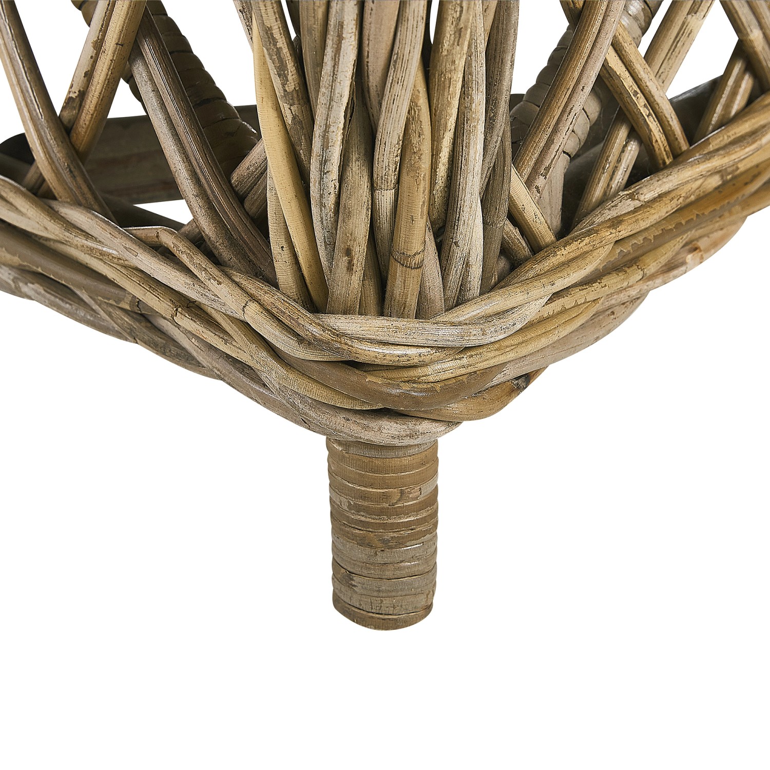 Detailaufnahme: Bein des naturfarbenen Beliani Rattansessels. Gartenstuhl aus Rattan.