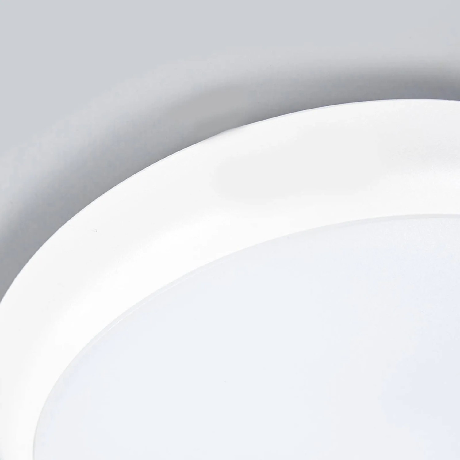 Weiße, runde Arcchio LED Deckenleuchte Augustin für das Badezimmer, 20cm Durchmesser.