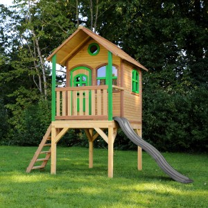 Axi Spielhaus Laura mit Rutsche, braun/grün, aus Holz mit Leiter und Veranda.