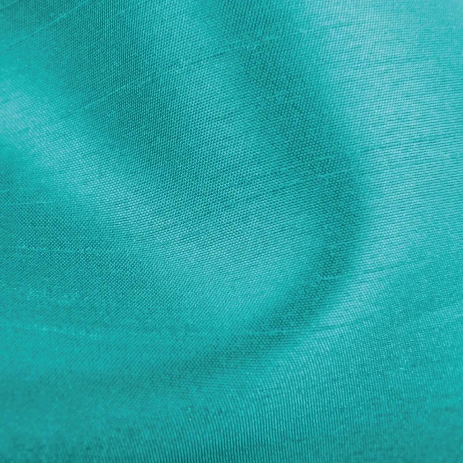 Nahaufnahme der türkisen Arsvita Kissenhülle Alessia (60x60 cm) ohne Füllung. Textur und Farbe sind gut sichtbar.