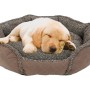 Braunes Heim Hunde- und Katzenbett Slurry (57x52x14cm) mit schlafendem Welpen.