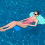 Frau entspannt auf der Bestway Pool-Hängematte Comfort Plush im Wasser.