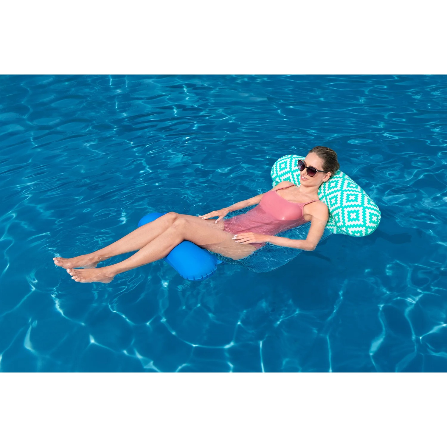 Frau entspannt auf der Bestway Pool-Hängematte Comfort Plush im Wasser.