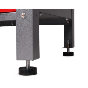 Detailaufnahme der höhenverstellbaren Füße der roten Ondis24 Werkbank Klaus 120 cm.