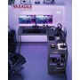 Schwarzer Vasagle L-förmiger Schreibtisch (138x138x76cm) mit Monitoren und Zubehör im Gaming-Setup.