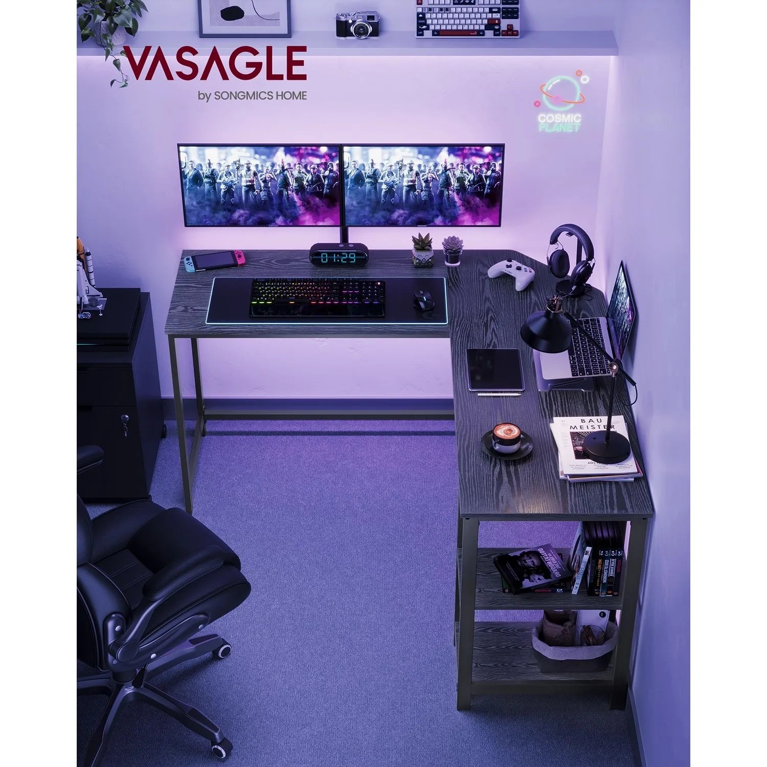 Schwarzer Vasagle L-förmiger Schreibtisch (138x138x76cm) mit Monitoren und Zubehör im Gaming-Setup.