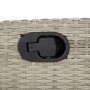 Detailaufnahme: Verstellbarer Gartenstuhl aus hellem Rattan mit schwarzem Hebel zur Lehnenverstellung.