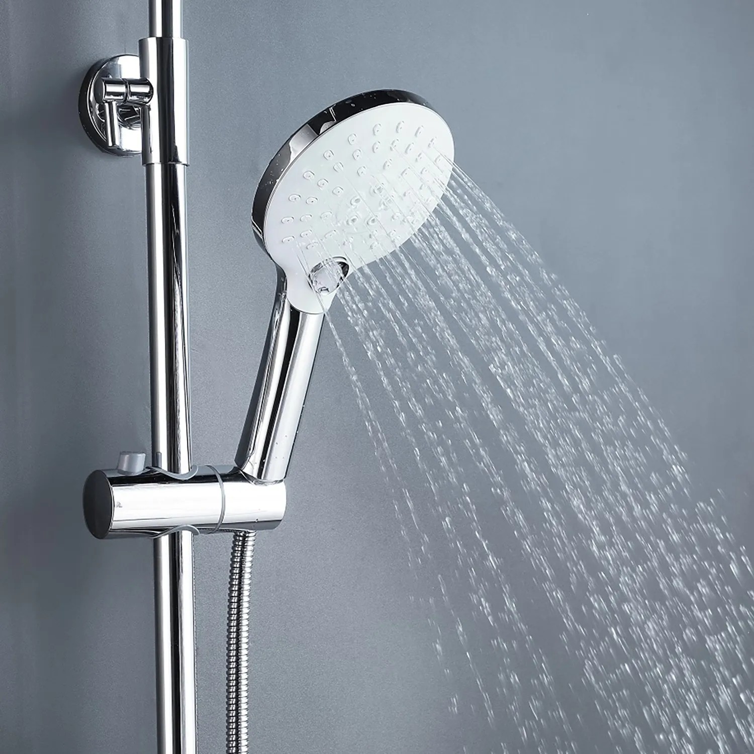 Edelstahl Duschsystem mit runder Regendusche und Handbrause im Betrieb.