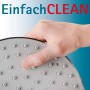 Detailaufnahme: Hand reinigt weiße Kopfbrause des Schulte ExpressPlus Duschsystems.