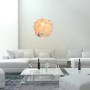 Irisierende Näve Pendelleuchte Fora im Wohnzimmer. Dekorative Hängelampe aus Metall und Kunststoff.