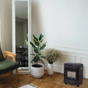 Sannover Infrarot Gasheizofen Daris 4200 W, schwarz, im Wohnraum.
